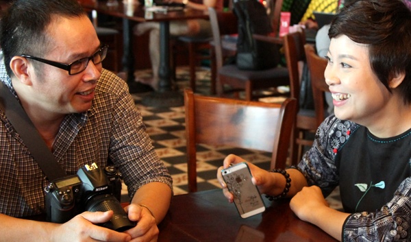 Đặng Thái Huyền trao đổi công việc với Bùi Tuấn Dũng, đạo diễn chuyên về phim chiến tranh.