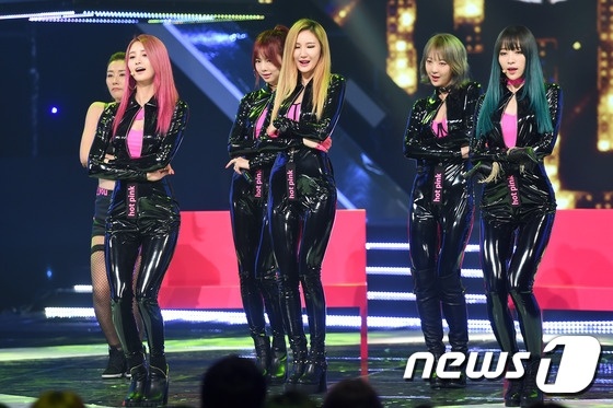 EXID trên sân khấu Show Champion hôm 18/11.