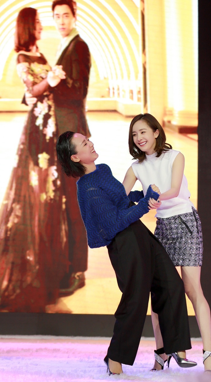 Người đẹp vui vẻ trong suốt sự kiện, liên tục quay sang trò chuyện với ca sĩ Châu Bút Sướng. Khi ra về, nhiều phóng viên muốn trò chuyện riêng với Dương Mịch. Tuy nhiên, người đẹp cố tình đánh lạc hướng, đi về lối cửa khác.