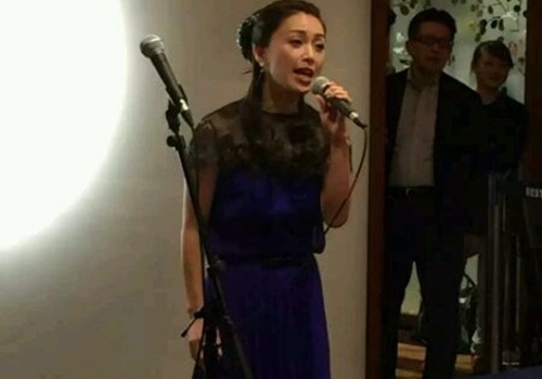 Nguoi dep 'Ngoi sao may man' di hat tren tau du lich hinh anh