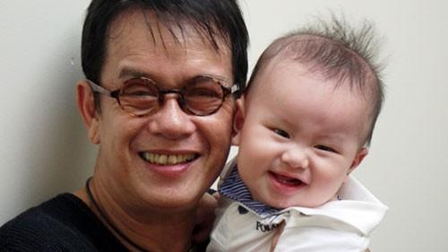 Cau chuyen cua vi nhac si gia co con o tuoi dang ong ngoai hinh anh