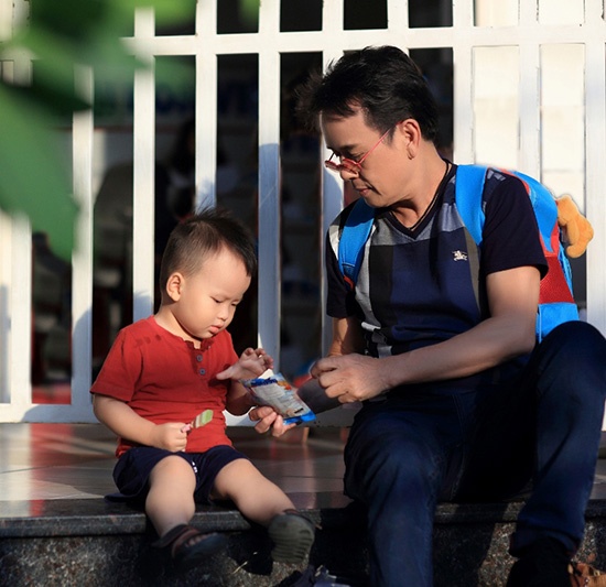 Đức Huy chăm chút cho con trai bé bỏng