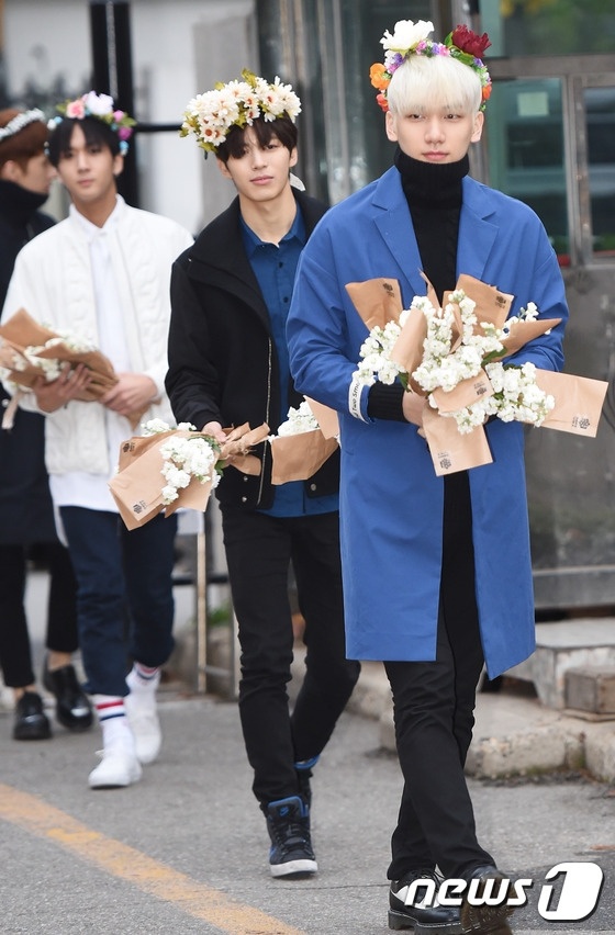 Hôm 20/11, nhóm nhạc nam VIXX có buổi diễn tập cho chương trình Music Bank của đài KBS ở tòa nhà Yeouido-dong, Yeongdeungpo-gu, Seoul. Biết được lịch trình của thần tượng, đông đảo người hâm mộ đến ủng hộ nhóm. VIXX xuất hiện với trang phục trau chuốt, bất ngờ hơn là các chàng trai đội vòng hoa làm phụ kiện.