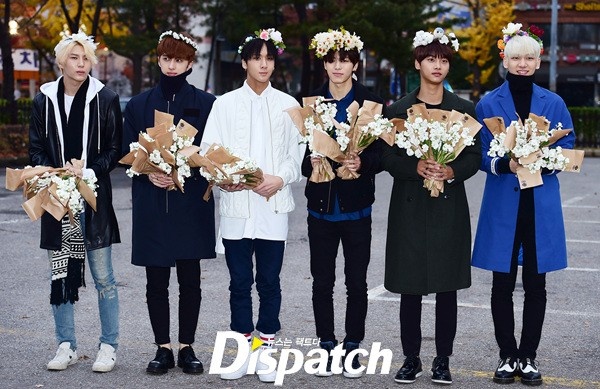 6 chàng trai N, Leo, Ken, Ravi, Hongbin và Hyuk lần lượt rời khỏi tòa nhà để gặp fan, trên tay là bó hoa chuẩn bị sẵn để tặng người hâm mộ.