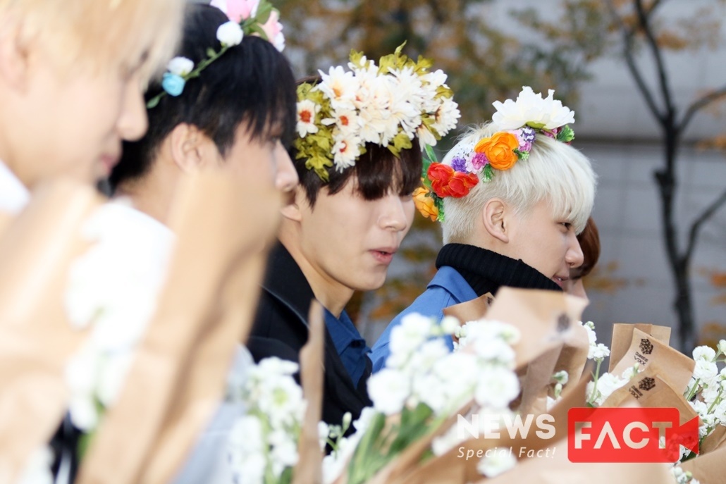 Thời gian gần đây, Kpop rộ lên xu hướng “nịnh fan” mỗi khi đến diễn tập ở các chương trình ca nhạc. Các nhóm nhạc thường xuất hiện với vẻ ngoài nổi bật như hóa trang, đem theo một nhân vật trong MV mới … đến chào hỏi hoặc tặng quà người hâm mộ.