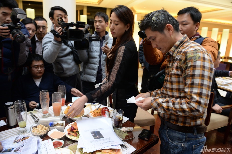 Phóng viên bị xúc phạm trước sự chứng kiến của rất nhiều đồng nghiệp.