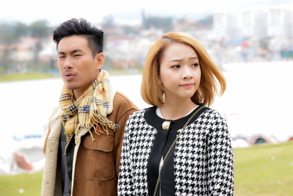 Kẻ thù giấu mặt là bộ phim tâm lý tình cảm nói về câu chuyện của những người bạn thân nhưng vì những hiểu lầm trong quá khứ của thế hệ trước làm họ quay lưng mưu hại lẫn nhau.