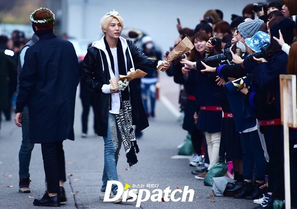 Thành viên Leo phát tặng hoa cho fan.