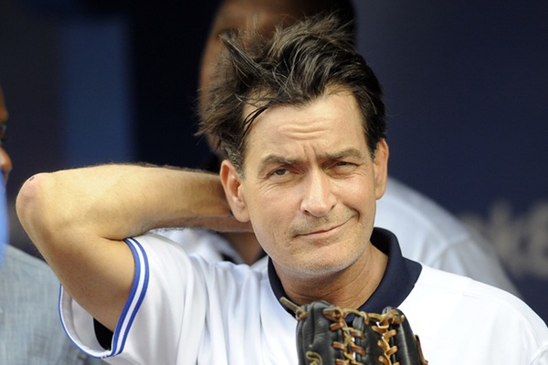 Charlie Sheen duoc moi viet hoi ky ve viec nhiem HIV hinh anh