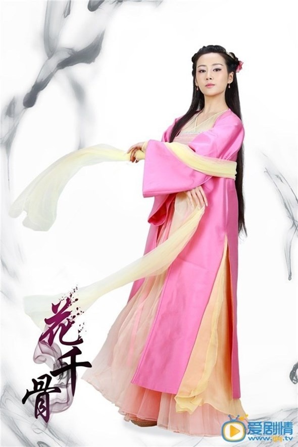 Nghê Mạn Thiên (Lý Thuần) là thiên kim của Chưởng môn phái Bồng Lai Nghê Thiên Trượng, tính tình ngạo mạn, ích kỷ. ĐếnTrường Lưu học đạo, Mạn Thiên kết bạn với Hoa Thiên Cốt. Khi thấy Thiên Cốt có nhiều thành tựu trong việc tu tiên cũng như được mọi người xung quanh yêu mến, Nghê Mạn Thiên quay ra ghét bỏ bạn. 