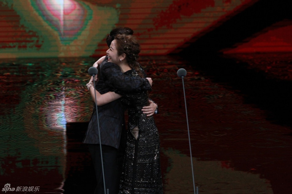 Hai người ôm nhau ngày gặp lại. Họ vui mừng vì giờ mỗi người đều có một sự nghiệp ổn định. Lâm Tâm Như bày tỏ hy vọng sớm được tái hợp với Tô Hữu Bằng trên màn ảnh.