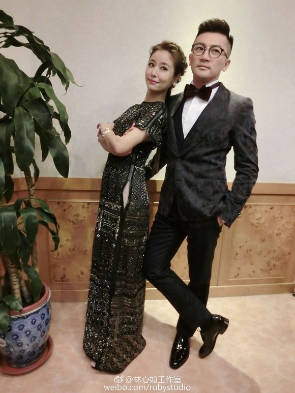 Sau khi rời sân khấu, Tâm Như và Hữu Bằng chụp ảnh thân mật trong hậu trường.