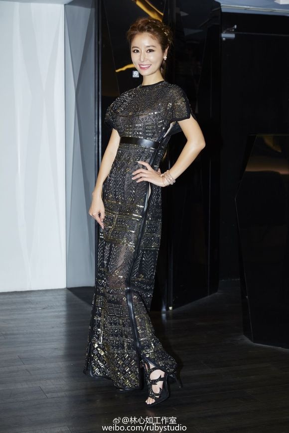 Lâm Tâm Như quyến rũ với đầm đen. Cô có mặt tại Kim Mã nhưng không xuất hiện trên thảm đỏ.