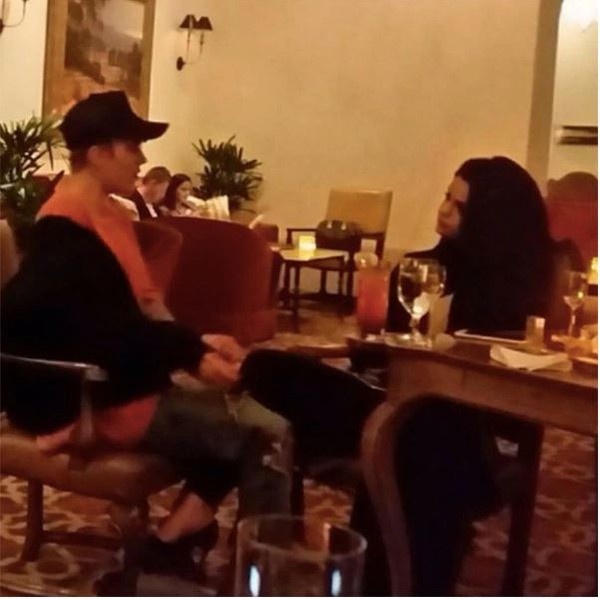 Cô ca sĩ xinh đẹp còn để hẳn chân lên người bạn trai. Trong buổi tối hẹn hò, Justin Bieber hát tặng Selena ca khúc My Girl và Sorry trong sự ngạc nhiên của rất nhiều vị khách. Có thể thấy, anh tiếp tục khẳng định Selena là cô gái của mình và gửi lời xin lỗi đến cô vì thói trăng hoa.