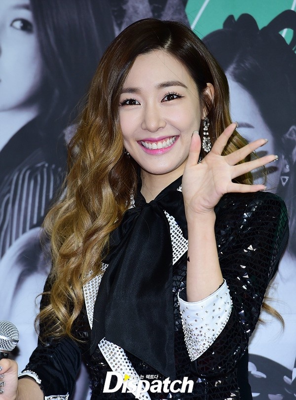 Trong khi đó, các thành viên khác của SNSD khoe vẻ tươi tắn. Tiffany liên tục cười, vẫy tay chào hỏi.