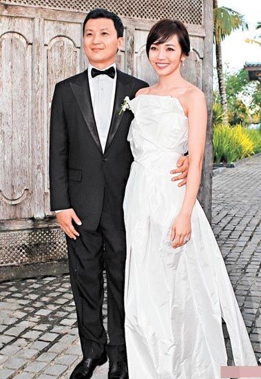 Hầu Bội Sâm: MC xinh đẹp Đài Loan cùng nam ca sĩ Châu Kiệt Luân có đoạn tình ồn ào. Nhưng với cá tính trăng hoa, Châu sớm chia tay người tình hiền dịu. Trong lúc thất vọng, cô gặp gỡ Hoàng Bá Tuấn - một đại gia có tiếng. Họ tổ chức đám cưới tại đảo Bali (Indonesia) nggay sau khi chia tay nam ca sĩ nổi tiếng.