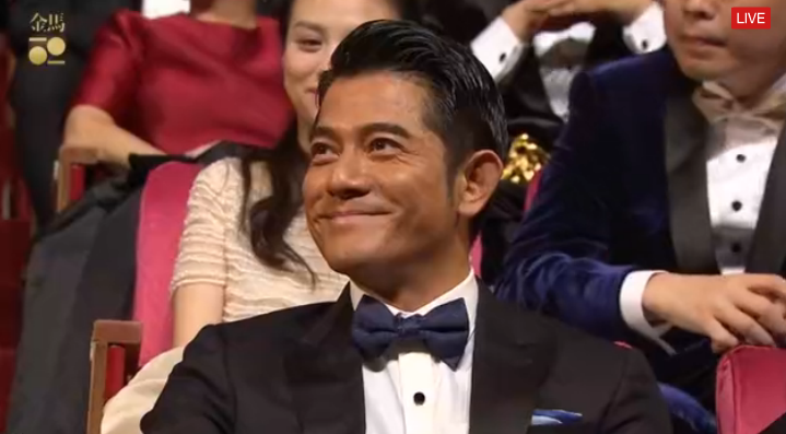 Câu nói này khiến Quách Phú Thành ngồi dưới chỉ biết đỏ mặt cười. Nhiều người cho rằng Lâm Chí Linh cố tình hỏi khó tài tử Hong Kong.