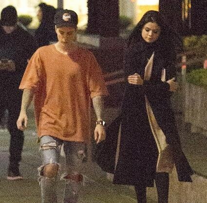 Sau đó hai người cùng rẽ vào một nhà hàng. 