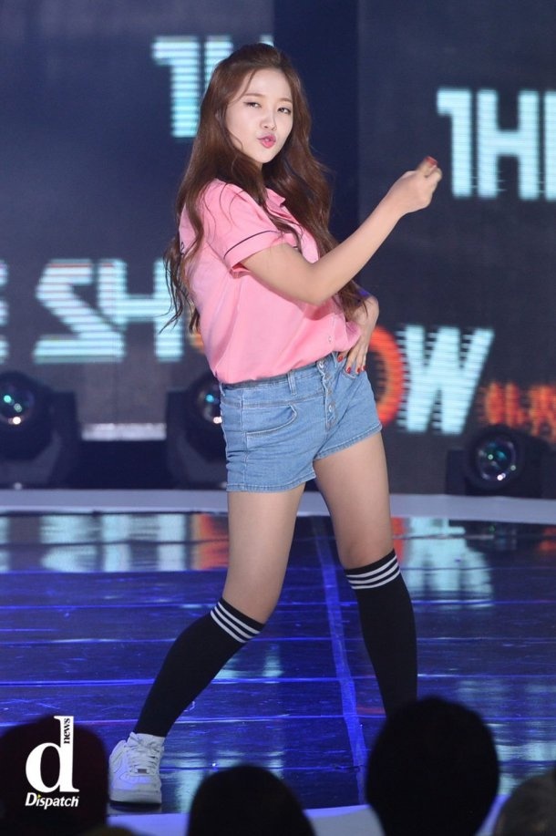 Cùng nhóm Park Joy là Kim Ye Rim thì giúp áo thun hồng bớt sến bằng cách mặc cùng với shorts jeans và tất đen cao quá gối. 