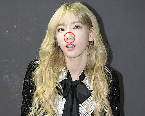 Taeyeon (SNSD) bi soi mui lech o su kien hinh anh