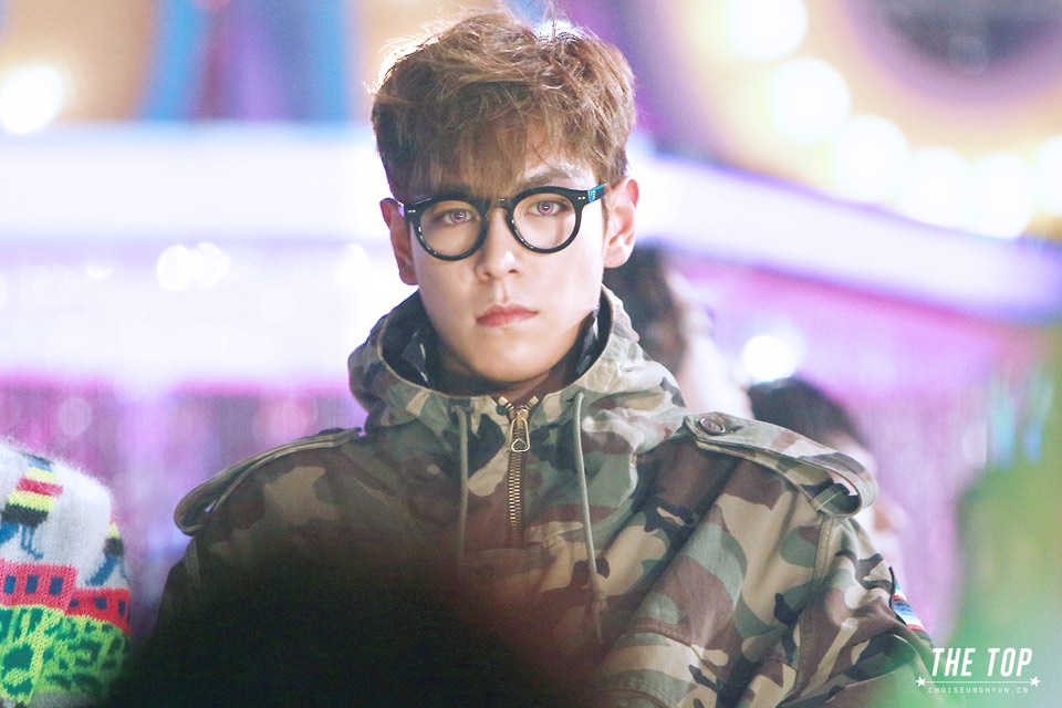 Gương mặt đẹp góc cạnh cùng phong cách coolboy hút hồn là lợi thế giúp anh chàng T.O.P hợp với nhiều loại kính.