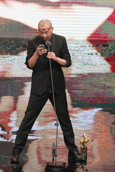 Phùng Tiểu Cương nhận giải Nam diễn viên xuất sắc nhưng đã không có mặt. Diễn viên Quan Hổ lên nhận giải thay và không quên bấm điện thoại gọi Phùng Tiểu Cương để ông đọc lời cảm ơn. Đây là chuyện xưa nay hiếm ở Kim Mã.