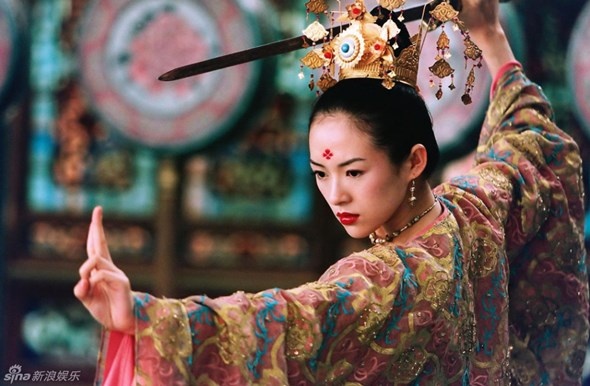 Goc quay nghieng xinh dep cua my nhan co trang hinh anh