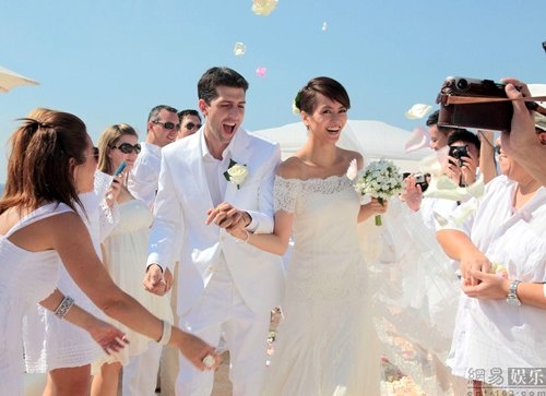 Lương Vịnh Kỳ ở bên Trịnh Y Kiện 7 năm nhưng lại chia tay trong sự tiếc nuối. Thời gian sau khi nghe người tình có giai nhân mới, cô vội vàng kết hôn với một người đàn ông ngoại quốc, rút khỏi làng giải trí.