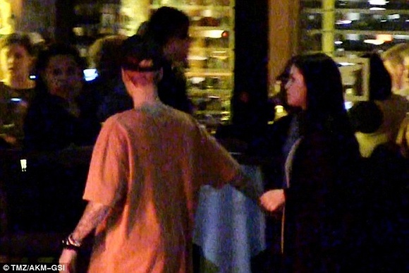 Hành động tay trong tay tình cảm của họ lọt vào ống kính.