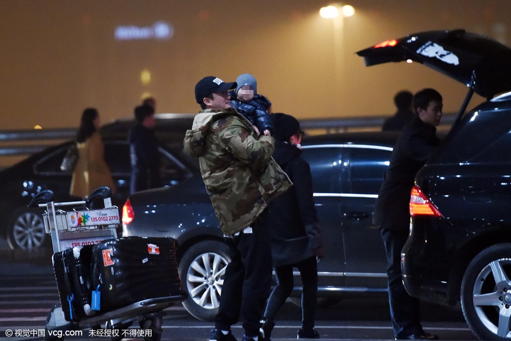 Theo Hãng tin giải trí Phượng Hoàng, tại sân bay thủ đô Bắc Kinh (Trung Quốc), Ngô Kinh và vợ - MC Tạ Nam cùng con trai bịn rịn chia tay. Dù tài tử chỉ xa nhà vài ngày nhưng vợ chồng giống như sắp rời nhau cả tháng.