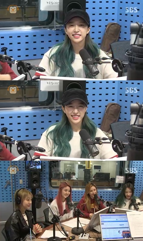 Hani và EXID trong show phát thanh.