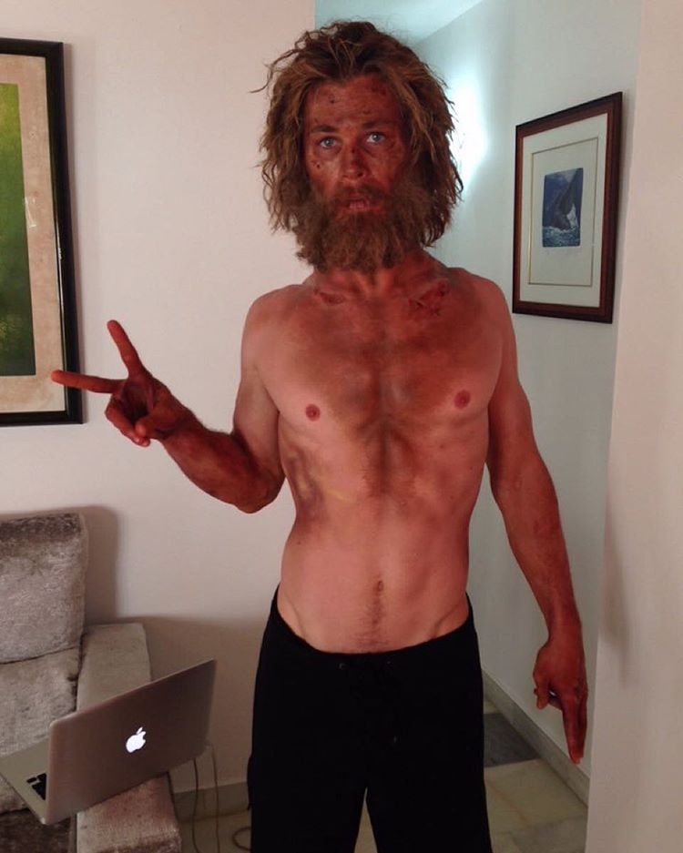Thân hình xơ xác của Chris Hemsworth.