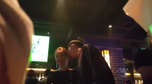 Lee đối diện chỉ trích từ truyền thông khi vẫn tiệc tùng vui vẻ dù sắp cưới vợ.