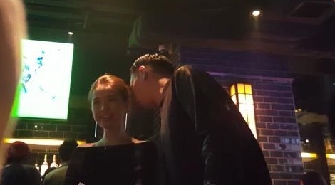 Chong sap cuoi Ho Hanh Nhi om co gai la trong bar hinh anh