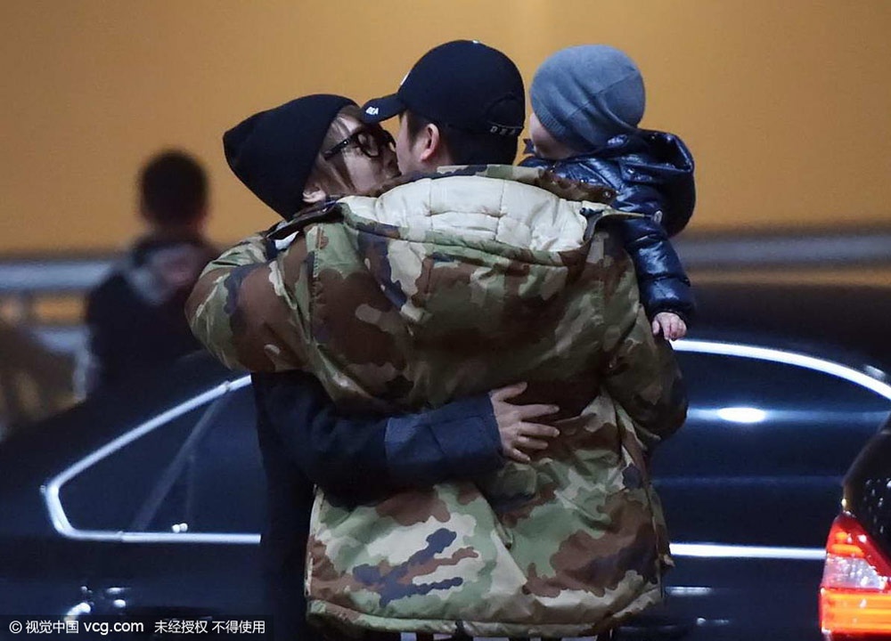 Ngô Kinh và Tạ Nam khóa môi nồng nàn giữa sân bay.