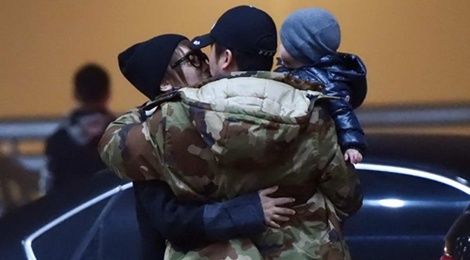 Sao vo thuat Ngo Kinh om hon vo con giua san bay hinh anh