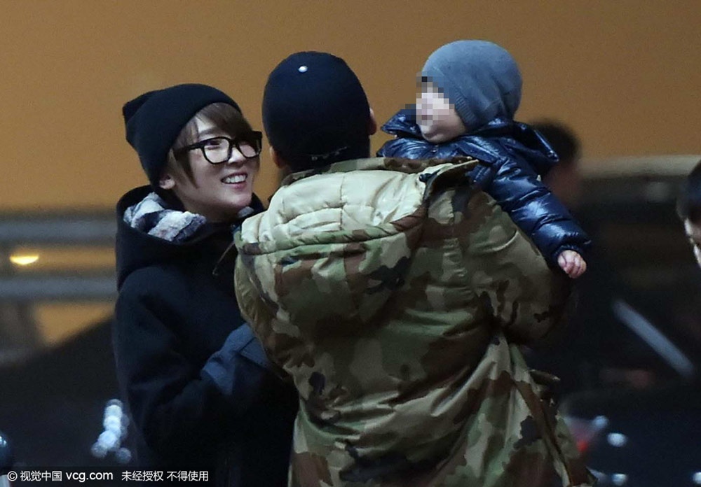 Bé trai nhà Ngô Kinh tròn trịa, đáng yêu. Đây là lần hiếm hoi anh khoe con trai. Trong buổi phỏng vấn gần đây, tài tử tiết lộ khi mời chào đời, con trai tưởng như không qua khỏi vì suy hô hấp nặng.