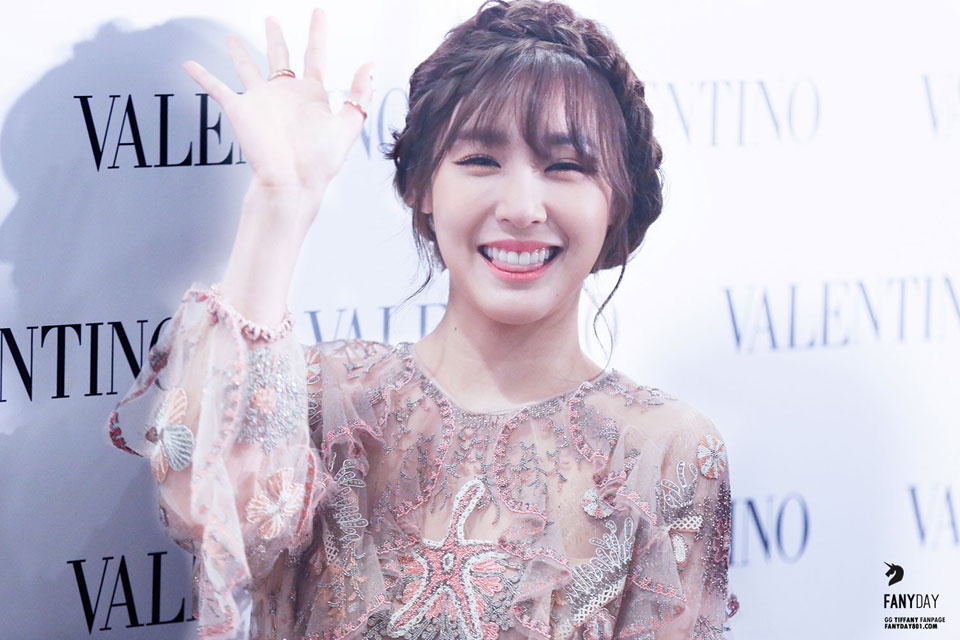 Tiffany (SNSD) vốn ghi dấu trong lòng công chúng với hình tượng thánh thiện, trong sáng cùng đôi mắt cười nổi tiếng. Tuy nhiên sau khi kết thúc cuộc tình ngọt ngào với Nichkhun (2PM) vào tháng 5/2015, cô dường như thay đổi bản thân theo chiều hướng sexy, nóng bỏng hơn. Trang tin Koreaboo vừa đưa ra những hình ảnh ‘đốt mắt’ mới nhất của thành viên xinh đẹp nhà SNSD.
