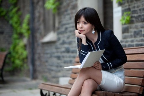 Ngoài đời thường, cô gây ấn tượng bởi nét dễ thương, trẻ trung