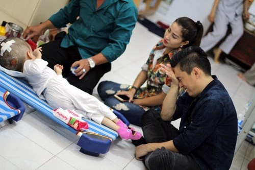 Lam Truong bat khoc khi thay be gai bi nao ung thuy hinh anh