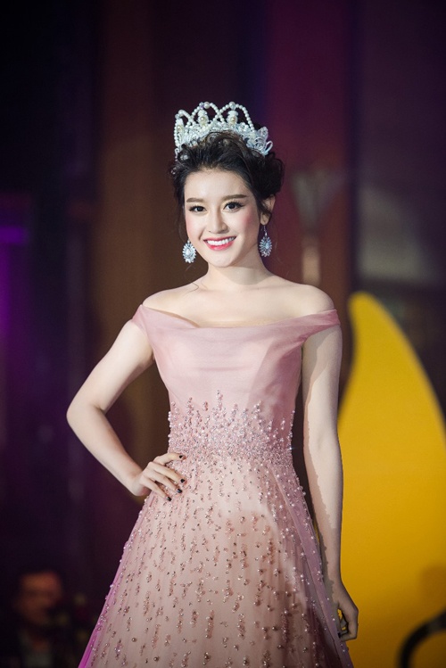 Huyền My ngày càng rạng rỡ.