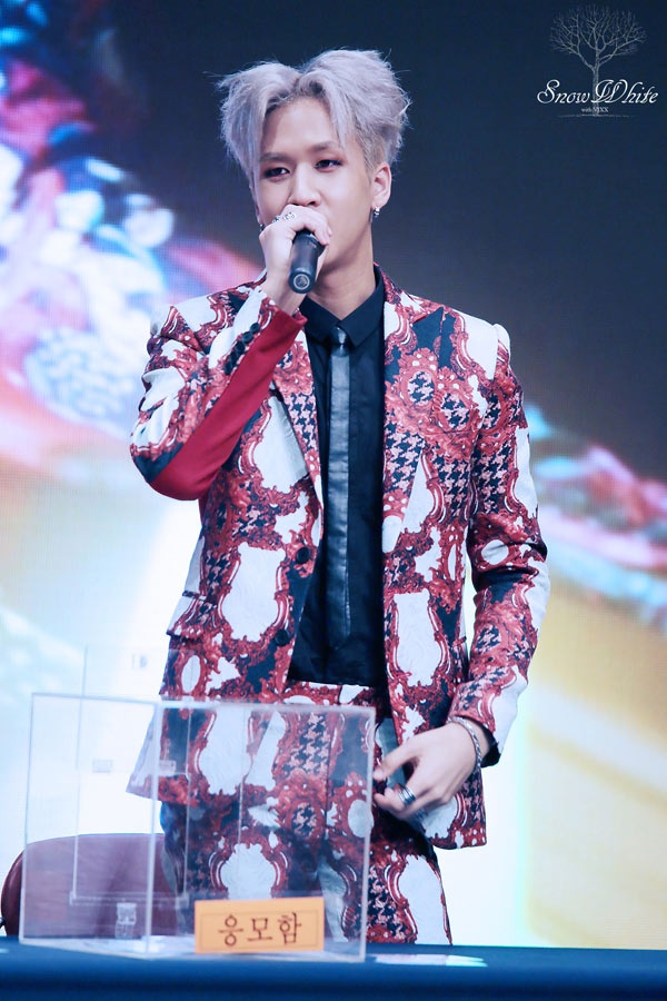 Taemin (SHINee) cũng lựa chọn len sọc cao cổ mang hai tông màu trắng – đen cơ bản.