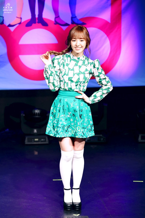 Nhờ gam màu xanh hiếm thấy, Wendy (Red Velvet) cũng diện đồ nổi bật không kém đàn chị.