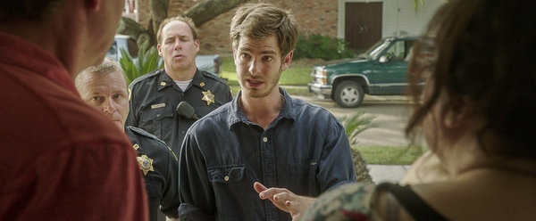 Andrew Garfield trong 99 Homes. Ảnh: BROAD GREEN PICTURES