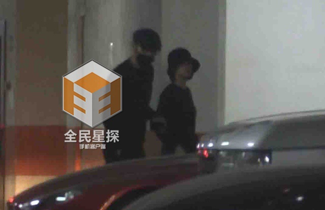 Hai người bị chụp ảnh sống chung.