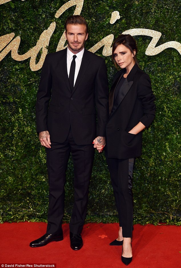 Tối 23/11, Victoria Beckham được ông xã David tháp tùng đến dự buổi trao giải British Fashion Awards ở London. Cặp đôi cùng diện trang phục suit tông màu đen.