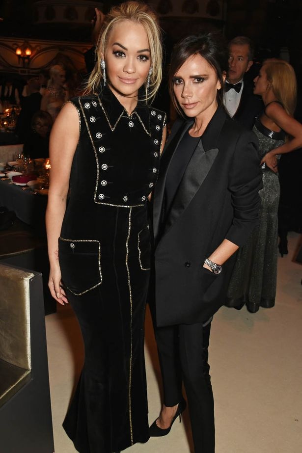 Cựu thành viên Spice Girls tiếp tục giữ vẻ lạnh lùng khi chụp ảnh với nữ ca sĩ Rita Ora.