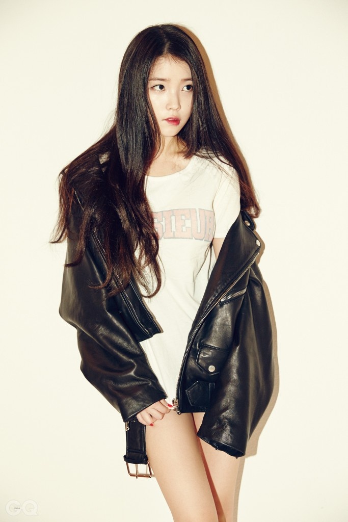 Trong bài phỏng vấn với GQ, nữ ca sĩ thẳng thắn nói về scandal ca khúc bị cho là ấu dâm Zeze gây xôn xao Kpop gần đây. IU chia sẻ: “Trong khi có rất nhiều người chỉ trích về bản thân tôi, thì cũng có những ý kiến lịch sự, tập trung vào vấn đề ca khúc thay vì cá nhân tôi”. 