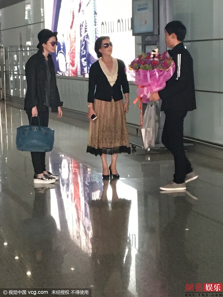 Anh này còn chủ động tỏ tình và cầu hôn trước sự ngỡ ngàng của Lưu Diệc Phi và mẹ cô. Hai người cười không trả lời.