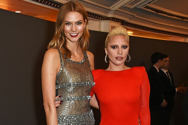 Chan dai Karlie Kloss che gieu chieu cao cua Lady Gaga hinh anh